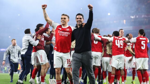 LONDÝN, ANGLICKO - 5. MÁJ: Mikel Arteta, manažér / hlavný tréner Arsenalu, oslavuje s Leandrom Trossardom po semifinálovom zápase druhej časti Ligy majstrov UEFA 2025/26 medzi Arsenal FC a Atletico de Madrid na Arsenal Stadium 5. mája 2026 v Londýne v Anglicku. (Foto Catherine Ivill - AMA/Getty Images)