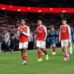 Gabriel z Arsenalu tlieska fanúšikom so spoluhráčmi po víťazstve tímu v zápase Premier League medzi Arsenalom a Burnley na Emirates Stadium 18. mája 2026 v Londýne v Anglicku.