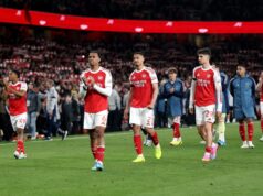 Arsenal získal záverečnú podporu Ligy majstrov, keď bola výhoda PSG zničená Gabriel z Arsenalu tlieska fanúšikom so spoluhráčmi po víťazstve tímu v zápase Premier League medzi Arsenalom a Burnley na Emirates Stadium 18. mája 2026 v Londýne v Anglicku.
