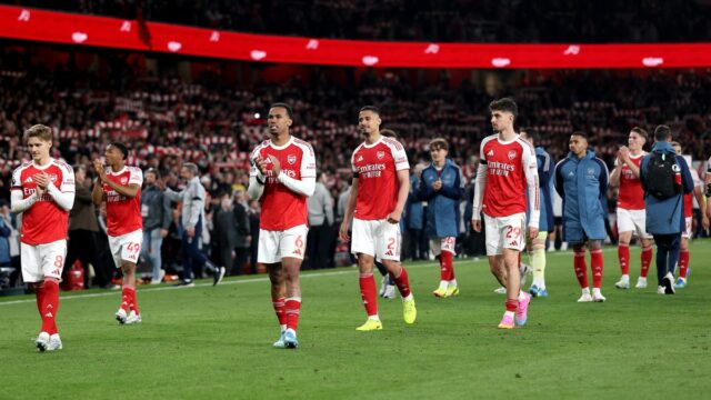 Gabriel z Arsenalu tlieska fanúšikom so spoluhráčmi po víťazstve tímu v zápase Premier League medzi Arsenalom a Burnley na Emirates Stadium 18. mája 2026 v Londýne v Anglicku.