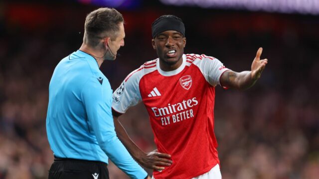 Noni Madueke sa rozpráva s rozhodcom Danielom Siebertom počas druhého semifinálového zápasu Ligy majstrov UEFA 2025/26 medzi Arsenalom FC a Atleticom de Madrid. 