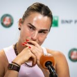 Neexistovali žiadne oficiálne stopky, ale Sabalenka sa rozhodla, že odpovedala na dosť otázok v angličtine a potrebovala vytlačiť nejaké v miestnom jazyku, kým pocítila, že čas vypršal.