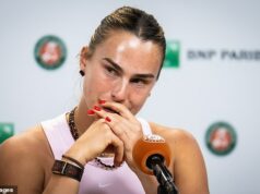 Aryna Sabalenková vedie špičkové tenisové hviezdy na proteste médií na French Open po tom, čo svetová jednička pohrozila bojkotom grandslamových turnajov kvôli platom Neexistovali žiadne oficiálne stopky, ale Sabalenka sa rozhodla, že odpovedala na dosť otázok v angličtine a potrebovala vytlačiť nejaké v miestnom jazyku, kým pocítila, že čas vypršal.