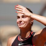 Najvyššie hodnotená Aryna Sabalenková využila vlnu horúčav na French Open, aby v utorok v prvom kole presadila svoju útočnú hru.