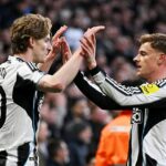 Hviezda Newcastlu Harvey Barnes (vpravo) je medzi hráčmi na užšom výbere prestupov Aston Villy