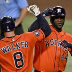 27. mája 2026; Arlington, Texas, USA; Prvý základný hráč Houstonu Astros Christian Walker (8) a určený stopér Yordan Alvarez (44) oslavujú po tom, čo Alvarez zahral homerun proti Texas Rangers počas ôsmej zmeny na Globe Life Field. Povinný kredit: Jerome Miron-Imagn Images
