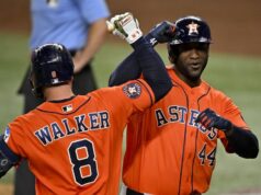 Astros‘ Yordan Alvarez jazdí ‚neuveriteľný‘ nájazd do finále proti Rangers 27. mája 2026; Arlington, Texas, USA; Prvý základný hráč Houstonu Astros Christian Walker (8) a určený stopér Yordan Alvarez (44) oslavujú po tom, čo Alvarez zahral homerun proti Texas Rangers počas ôsmej zmeny na Globe Life Field. Povinný kredit: Jerome Miron-Imagn Images