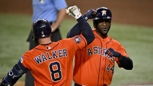 27. mája 2026; Arlington, Texas, USA; Prvý základný hráč Houstonu Astros Christian Walker (8) a určený stopér Yordan Alvarez (44) oslavujú po tom, čo Alvarez zahral homerun proti Texas Rangers počas ôsmej zmeny na Globe Life Field. Povinný kredit: Jerome Miron-Imagn Images