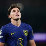 Julian Alvarez z Atlética Madrid a Declan Rice z Arsenal FC bojujú o loptu počas semifinálového zápasu druhej časti Ligy majstrov UEFA 2025/26 medzi Arsenal FC a Atletico de Madrid na štadióne Arsenal 5. mája 2026 v Londýne, Anglicko