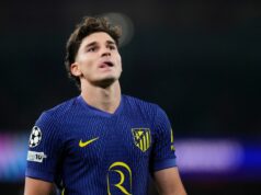 Atlético Madrid poslalo správu Julianovi Alvarezovi, že Arsenal plánuje letný prestup Julian Alvarez z Atlética Madrid a Declan Rice z Arsenal FC bojujú o loptu počas semifinálového zápasu druhej časti Ligy majstrov UEFA 2025/26 medzi Arsenal FC a Atletico de Madrid na štadióne Arsenal 5. mája 2026 v Londýne, Anglicko