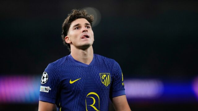 Julian Alvarez z Atlética Madrid a Declan Rice z Arsenal FC bojujú o loptu počas semifinálového zápasu druhej časti Ligy majstrov UEFA 2025/26 medzi Arsenal FC a Atletico de Madrid na štadióne Arsenal 5. mája 2026 v Londýne, Anglicko