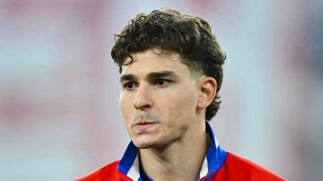 Julian Alvarez z Atlética Madrid sa pozerá počas semifinálového zápasu Ligy majstrov 2025/2026 medzi Arsenal FC a Atletico de Madrid na štadióne Arsenal 5. mája 2026 v Londýne v Anglicku.