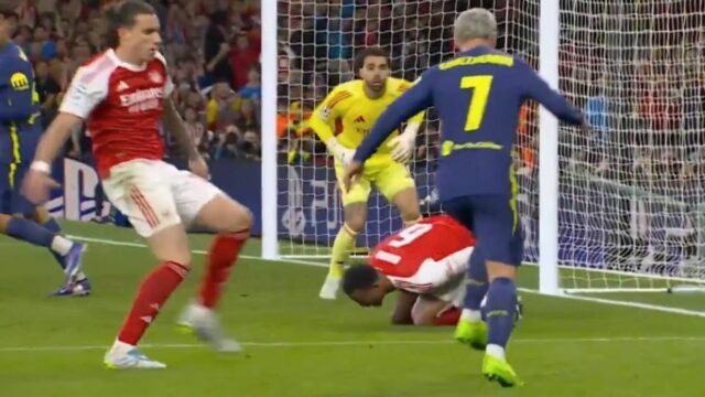 Obranca Arsenalu Riccardo Calafiori vyzval v kabíne útočníka Atletica Madrid Antoina Griezmanna
