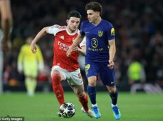 Atlético Madrid vydalo zúrivé varovanie pred cieľom Arsenalu Julianom Alvarezom uprostred záujmu Barcelony Atlético Madrid vydalo varovaniu ruky preč Arsenalu v súvislosti s prenasledovaním útočníka Juliana Alvareza (vpravo)