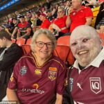Dean Clifford bol vystavený hanebnému zneužívaniu online, keď minulý piatok večer zverejnil túto fotografiu jeho a jeho matky na zápase NRL v Brisbane.