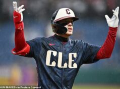 Austrálska bejzbalová hviezda sa stala virálnou po drzom príspevku na sociálnej sieti z jeho klubu po prvom homerunu v MLB Austrálsky nováčik Travis Bazzana rozbil svoj prvý MLB homer predtým, ako Clevelandov vtipný prevrátený austrálsky vtip vybuchol online