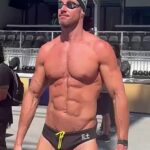 Na snímke James Magnussen predvádza svoju postavu nabitú drogami krátko pred súťažou na 100 m voľný spôsob mužov na Enhanced Games v pondelok austrálskeho času.