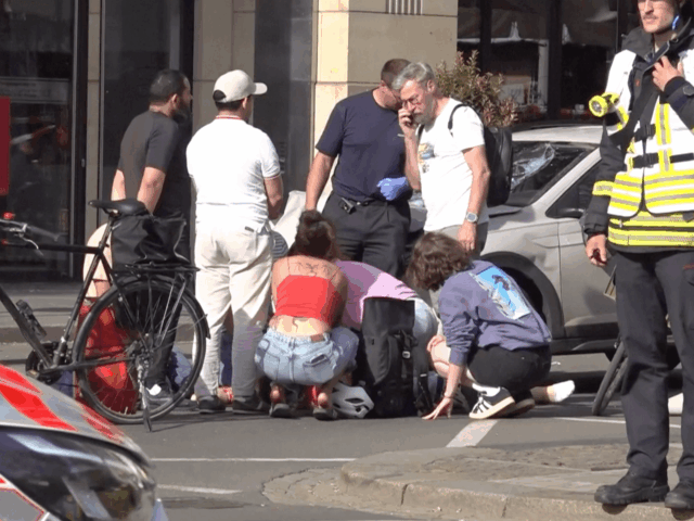 Auto vráža do chodcov v centre Lipska, Nemecko | Newsfeed
