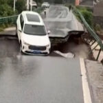 Auto zmietla povodňová voda po zrútení mosta v Číne | Povodne