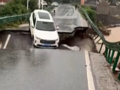 Auto zmietla povodňová voda po zrútení mosta v Číne | Povodne Auto zmietla povodňová voda po zrútení mosta v Číne | Povodne