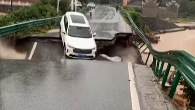 Auto zmietla povodňová voda po zrútení mosta v Číne | Povodne
