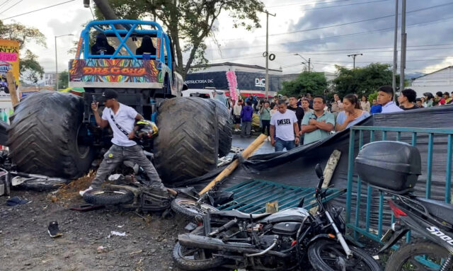 Autosalón sa mení na tragédiu, keď monster truck vrazí do davu v Kolumbii | sociálne médiá
