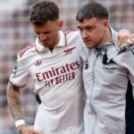 Ben White opúšťa ihrisko po tom, čo bol počas zápasu Arsenalu ošetrený
