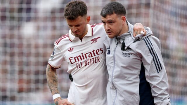 Ben White opúšťa ihrisko po tom, čo bol počas zápasu Arsenalu ošetrený