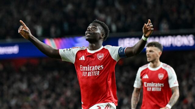 Bukayo Saka z Arsenalu oslavuje