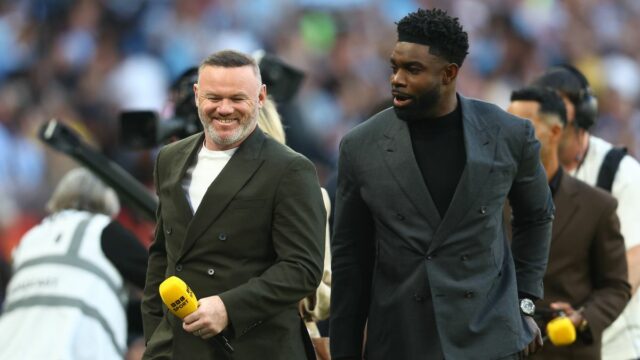 LONDÝN, ANGLICKO - 25. apríla: Wayne Rooney (L) a Micah Richards počas semifinálového zápasu FA Cupu Emirates medzi Manchestrom City a Southamptonom 25. apríla 2026 v Londýne v Anglicku. (Foto: Matt Watson/Southampton FC cez Getty Images)