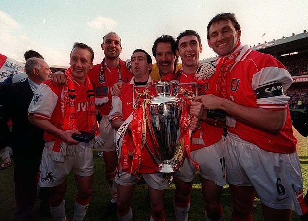 Backline „londýnskych taxíkov“, všestrannosť a spôsob, akým „frustrujú život“ protivníkom: Titulové triumfy Arsenalu v rokoch 1989, 1991 a 1998 boli postavené na pevnej obrane