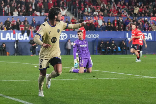 Barcelona na pokraji titulu v La Lige po neskorej show v Pamplone
