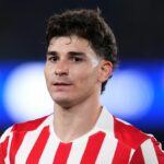 BARCELONA, ŠPANIELSKO - 8. APRÍLA: Julian Alvarez z Atlética de Madrid sa pozerá na štvrťfinálový zápas prvej časti Ligy majstrov UEFA 2025/26 medzi FC Barcelona a Club Atlético de Madrid na Camp Nou 8. apríla 2026 v Barcelone v Španielsku. (Foto Alex Caparros - UEFA/UEFA cez Getty Images)
