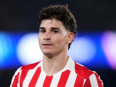 Barcelona s veľkými výdavkami pripravuje ponuku Juliana Alvareza vo výške 87 miliónov libier, keďže Arsenal zasadil prestupovú ranu BARCELONA, ŠPANIELSKO - 8. APRÍLA: Julian Alvarez z Atlética de Madrid sa pozerá na štvrťfinálový zápas prvej časti Ligy majstrov UEFA 2025/26 medzi FC Barcelona a Club Atlético de Madrid na Camp Nou 8. apríla 2026 v Barcelone v Španielsku. (Foto Alex Caparros - UEFA/UEFA cez Getty Images)