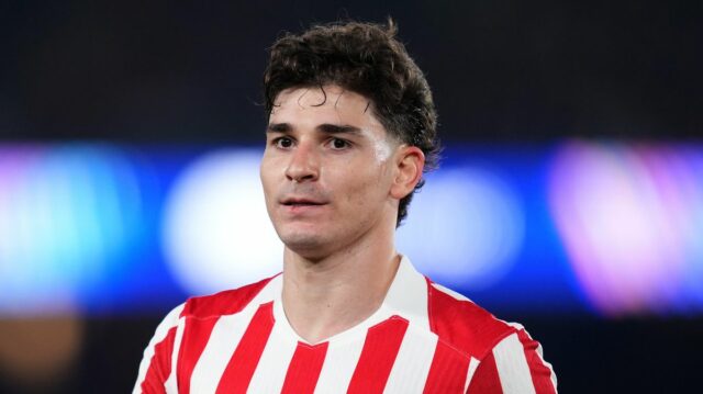 Barcelona s veľkými výdavkami pripravuje ponuku Juliana Alvareza vo výške BARCELONA, ŠPANIELSKO - 8. APRÍLA: Julian Alvarez z Atlética de Madrid sa pozerá na štvrťfinálový zápas prvej časti Ligy majstrov UEFA 2025/26 medzi FC Barcelona a Club Atlético de Madrid na Camp Nou 8. apríla 2026 v Barcelone v Španielsku. (Foto Alex Caparros - UEFA/UEFA cez Getty Images)