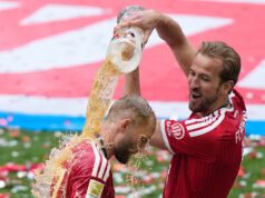 Bayern Mníchov konečne dostáva bundesligovú trofej a oslavuje Harry Kane Bayern Mníchov Bundesliga