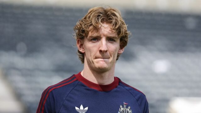 Anthony Gordon z Newcastle United prichádza počas zápasu Premier League medzi Newcastle United a Brighton & Hove Albion do St. James's Park v Newcastle, Spojené kráľovstvo, 2. mája 2026. (Foto: Mark Cosgrove/News Images/NurPhoto cez Getty Images)