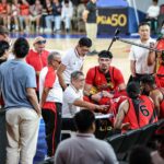 San Miguel Beermen počas zhluku v zápase proti Terrafirma Dyip v roku 2026 v Pohári komisárov PBA