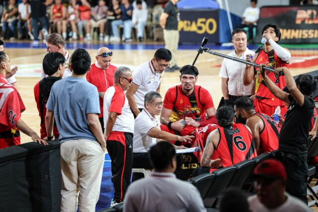 San Miguel Beermen počas zhluku v zápase proti Terrafirma Dyip v roku 2026 v Pohári komisárov PBA