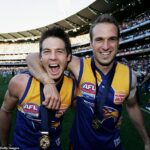 Ben Cousins ​​​​ a Chris Judd (na spoločnom obrázku) vzdali hold bývalým spoluhráčom Adamovi Selwoodovi a Adamovi Hunterovi po tom, čo ich smrť minulý rok otriasla svetom kopačiek.