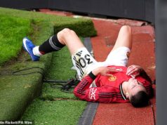 Benjamin Sesko sa „po zranení vrátil za Manchester United na úkor svojho národného tímu“, tvrdí frustrovaný slovinský šéf – v poslednom spore medzi klubom a krajinou za útočníka 74 miliónov libier Sesko bude chýbať budúcim priateľom Slovinska proti Cypru a Chorvátsku pre zranenie holennej kosti, ktoré si privodil proti Liverpoolu začiatkom tohto mesiaca, keď narazil do reklamných plôch.