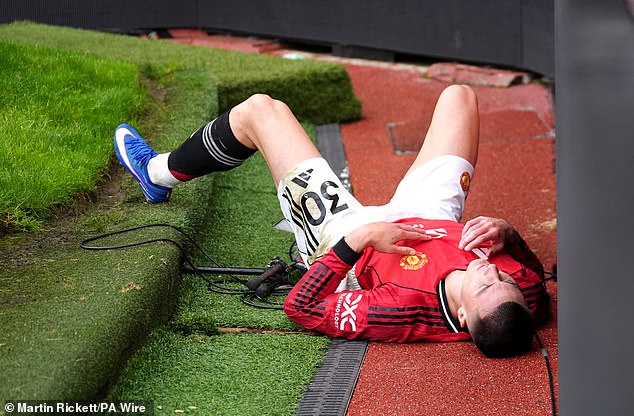 Benjamin Sesko sa "po zranení vrátil za Manchester United na Sesko bude chýbať budúcim priateľom Slovinska proti Cypru a Chorvátsku pre zranenie holennej kosti, ktoré si privodil proti Liverpoolu začiatkom tohto mesiaca, keď narazil do reklamných plôch.