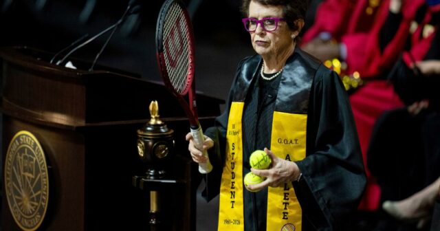 Billie Jean King ukončila vysokú školu 65 rokov po zápise
