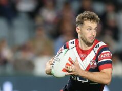 Billy Slater AXES Reece Walsh ako Sam Walker šokuje debutom v štáte pôvodu Queensland pre Maroons Hviezda Sydney Roosters Sam Walker bol po zranení úradujúceho Toma Deardena vymenovaný, aby debutoval na polovičke za Maroons.