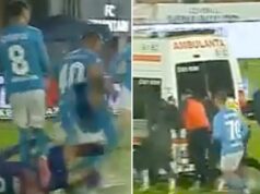 Bizarné scény, keď sú hráči nútení STLAČIŤ sanitku, aby sa dostali k zranenému spoluhráčovi počas hustého dažďa Ľudia tlačia sanitku