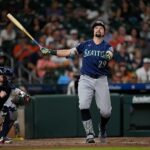 Hviezda Seattle Mariners Cal Raleigh sa vybrala osprchovať v plnej uniforme, aby sa pokúsila prekonať sucho