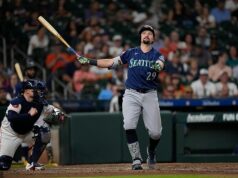 Bizarný dôvod „zlý juju“ prinútil bojujúcu hviezdu MLB osprchovať sa v plnej uniforme Hviezda Seattle Mariners Cal Raleigh sa vybrala osprchovať v plnej uniforme, aby sa pokúsila prekonať sucho