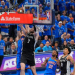 Luke Kornet blokuje play-off NBA Isaiah Hartenstein 7 Spurs vs Thunder