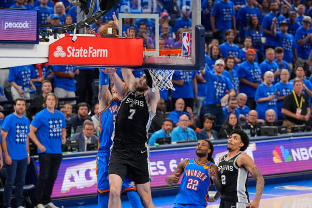 Blok Luku Korneta je jedným z tých, ktoré si Spurs Luke Kornet blokuje play-off NBA Isaiah Hartenstein 7 Spurs vs Thunder