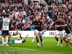 Boj o titul škótskej Premiership ide do FINÁLNEHO dňa! Hearts a Celtic sa chystajú bojovať o trofej, pričom strany delí iba JEDEN bod – ale Derek McInnes sa vzteká pri „nechutnej“ penalte udelenej zarytým súperom Hearts a Celtic sú pripravené na víťaza
